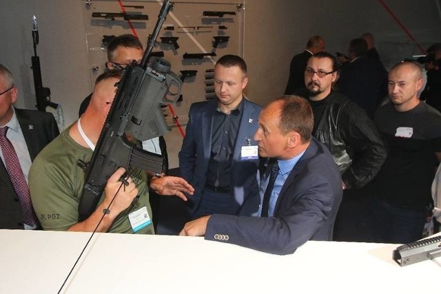 Paweł Kukiz dopytywał o szczegóły broni produkowanej przez radomską Fabrykę Broni Łucznik dla polskiej armii oraz oglądał w akcji nowoczesny karabinek MSBS z tej firmy.