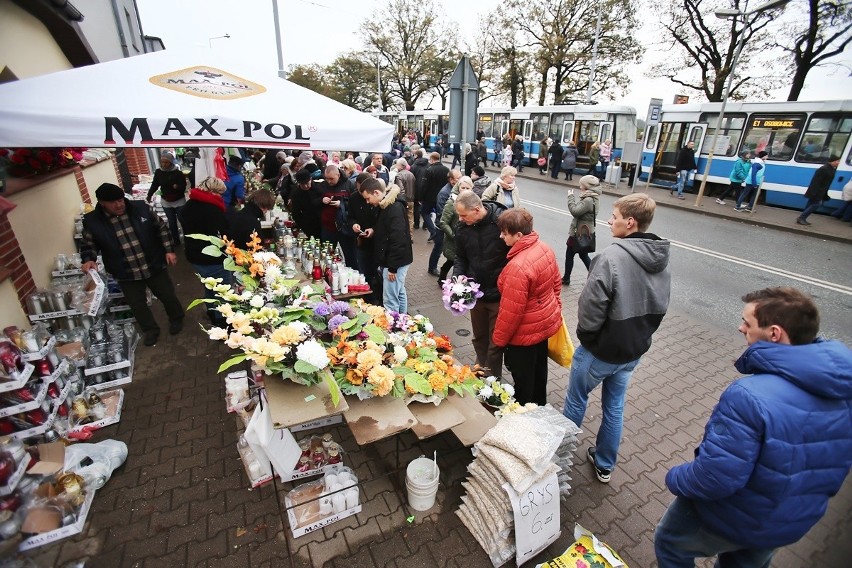 Tłumy na wrocławskich cmentarzach. To był wyjątkowo spokojny Dzień Wszystkich Świętych [ZDJĘCIA]