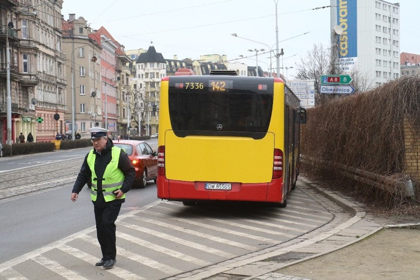 Wypadek na buspasie. Rover ze złamanym kołem zablokował torowisko 