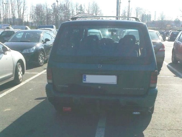 Kierowca zajął dwa miejsca na parkingu.