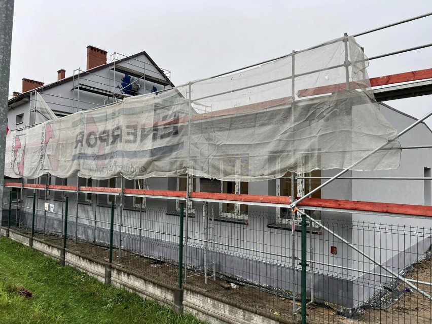 Kompleksowy remont Szkoły Podstawowej w Szczukowskich Górkach w gminie Piekoszów dobiega końca. Będzie cieplej i ekologiczniej