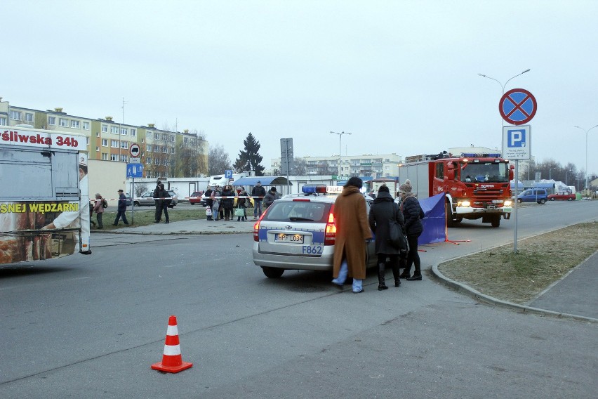 Tragedia w Pabianicach. Nieznani sprawcy wepchnęli rowerzystę pod autobus [ZDJĘCIA+FILM]