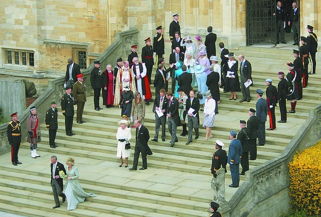 Książę Karol i Camilla Parker Bowles wychodzą z kaplicy św....