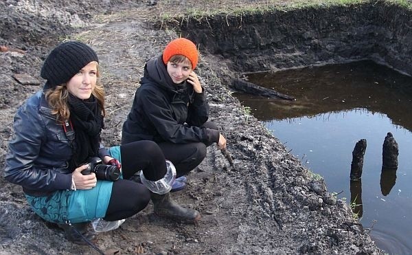 Katarzyna Solarska (z lewej) i Sylwia Wajda z radomskiej ekspedycji archeologicznej pokazują pozostałości sredniowiecznego mostu nad Mleczną.