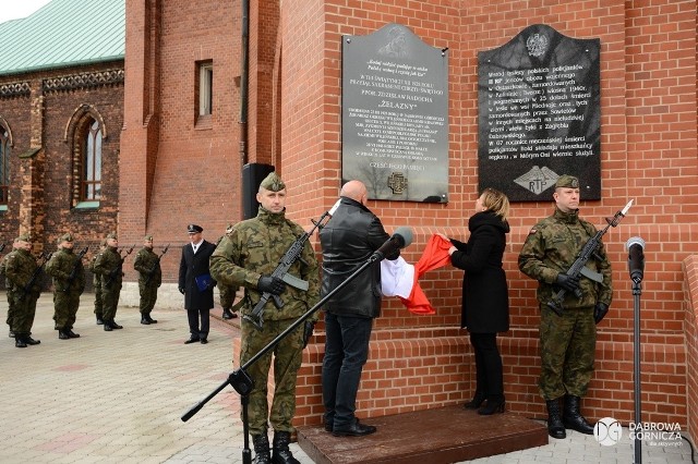 Uroczyste odsłonięcie pamiątkowej tablicy, poświęconej ppor. Zdzisławowi Badosze "Żelaznemu" na murach bazyliki NMP Anielskiej w Dąbrowie Górniczej.Zobacz kolejne zdjęcia. Przesuwaj zdjęcia w prawo - naciśnij strzałkę lub przycisk NASTĘPNE