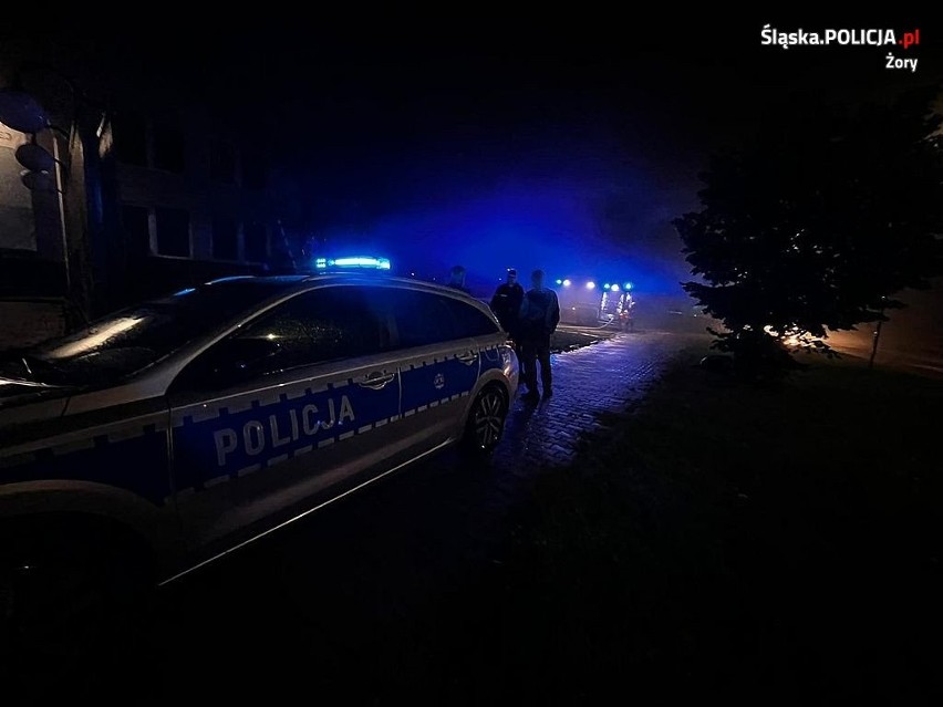 Dwóch mężczyzn uratowanych przez policjantów w Żorach. Płonął pustostan