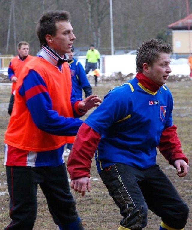 W sobotnim sparingu w roli napastnika wystąpił bramkarz łagowskiej drużyny Krystian Sitarz. Na zdjęciu z lewej strony.