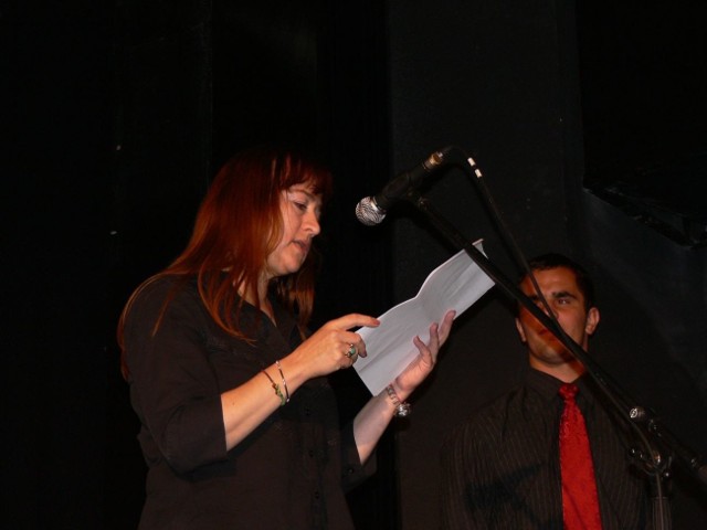 Ewa Lachnit, przewodnicząca jury odczytuje wyniki części konkursowej Bartoszków.