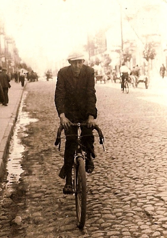 Zygmunt Rakowski jedzie rowerem ulicą Marszałka Józefa Piłsudskiego. To obecna Lipowa.