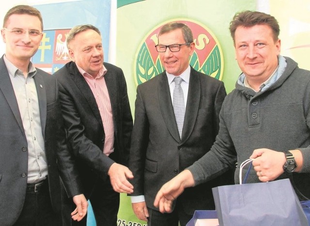 Tomasz Gardiew z Sędziszowa odebrał materiały promocyjne. Od lewej Leszek Wnętrzak, Jerzy Kula i Henryk Milcarz. 