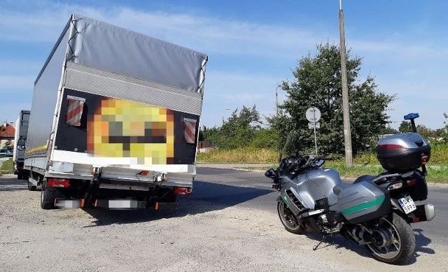 Auto było przeładowane, a towar niezabezpieczony. Na rondzie przesunął się przechylając cały samochód. Kierowca tłumaczył, że busa załadował jego szef