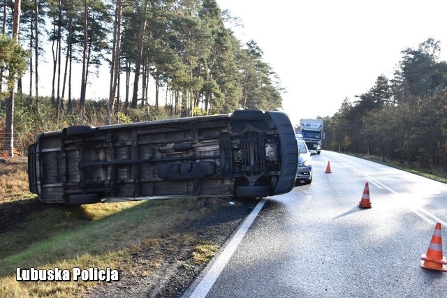 Policjanci zielonogórskiej drogówki zatrzymali 26-latka, który doprowadził do przewrócenia się mercedesa sprintera na „krajowej 32”, a potem uciekł. Okazało się, że bus został skradziony na terenie Niemiec. We wtorek rano, 17 listopada, zielonogórska policja otrzymała informację o busie leżącym na boku, na drodze krajowej numer 32. Jak się okazało kierujący pojazdem, na prostym odcinku drogi, zjechał na przeciwny pas jezdni, a następnie na pobocze i próbując odzyskać kontrolę nad pojazdem, wykonał gwałtowny ruch kierownicą, co doprowadziło do przewrócenia busa. Na szczęście z przeciwka nie jechał, żaden pojazd i nie doszło do zderzenia.Mężczyzna uciekł z miejsca zdarzenia, zdołał przejść 1,5 km Przybyli na miejsce policjanci nie zastali kierującego. Rozpoczęli więc poszukiwania. Po kilku minutach przy policjantach zatrzymał się kierujący ciężarówką i poinformował, że około 1,5 kilometra od miejsca zdarzenia widział idącego poboczem mężczyznę, który dziwnie się zachowywał. Mundurowi pojechali na wskazane miejsce i zatrzymali 26-letniego mieszkańca województwa dolnośląskiego, który jak się okazało, był kierowcą busa.Policjanci ustalili, że samochód, którym jechał 26-latek, został kilka godzin wcześniej skradziony w Niemczech. Po sprawdzeniu w policyjnych bazach danych okazało się, że kierujący ma dwa zakazy prowadzenia pojazdów między innymi za jazdę po alkoholu. Na dodatek badania testerem wykazały, że kierował, będąc pod wpływem środków odurzających. Mężczyzna został tymczasowo aresztowanyZatrzymany mężczyzna usłyszał zarzuty naruszenia sądowego zakazu prowadzenia pojazdów oraz paserstwa, za co Kodeks karny przewiduje karę do 5 lat pozbawienia wolności. Po uzyskaniu wyników badań na obecność środków odurzających w organizmie mężczyzna może także usłyszeć zarzut kierowania pod ich wpływem.Prokurator Prokuratury Rejonowej w Zielonej Górze, który nadzoruje prowadzone w tej sprawie postępowanie, wystąpił do sądu z wnioskiem o tymczasowe aresztowanie zatrzymanego 26-latka. Sąd Rejonowy w Zielonej Górze przychylił się do wniosku i aresztował mężczyznę na trzy miesiące.