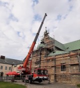 Rozpoczęto prace renowacyjne południowej ściany klasztoru Archiopactwa Ojców Cystersów w Jędrzejowie. Zobaczcie zdjęcia
