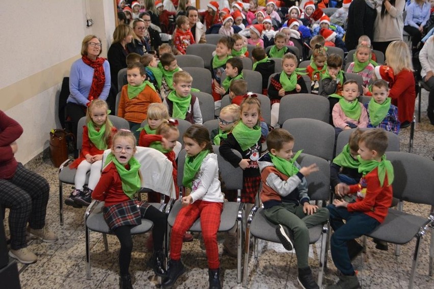 Niespodzianki w Domu Kultury w Małogoszczu. Święty Mikołaj obdarował prezentami dzieci z całej gminy. Zobaczcie zdjęcia