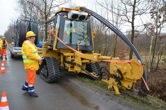 Rury układane są metodą bezwykopową, za pomocą  urządzenia o wdzięcznej nazwie "pługoukładacz wibracyjny Vermeer XTS1250" 