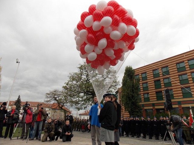 Baloniki wyfrunęły ze Skweru Wolności w Gorzowie, gdzie odbyła się oficjalna uroczystość wojewódzka