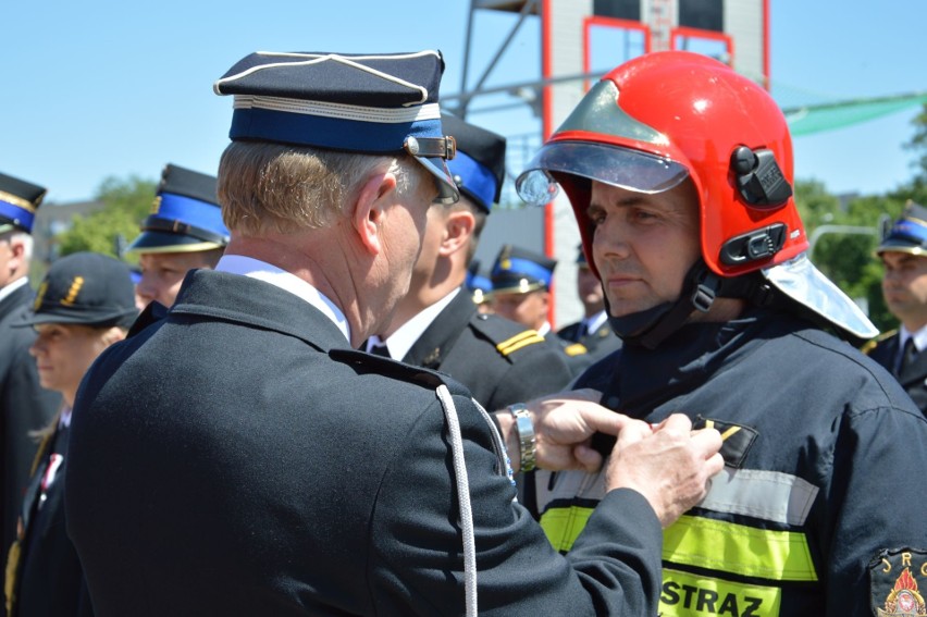 Święto strażaków z Ostrowca uroczyste i z pompą. Zobacz listę odznaczonych i awansowanych