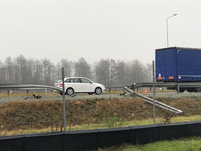 Dachowanie samochodu na S5. Potężny korek pod Wrocławiem (ZDJĘCIA)