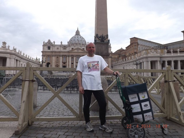 Adam Uliczny na placu Świętego Piotra w Watykanie