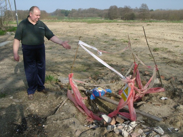 W pobliżu wyburzonej stacyjki w Górzycy mieszka kilka rodzin. Dzieci mają łatwy dostęp do miejsca, gdzie z ziemi wystają przewody elektryczne.