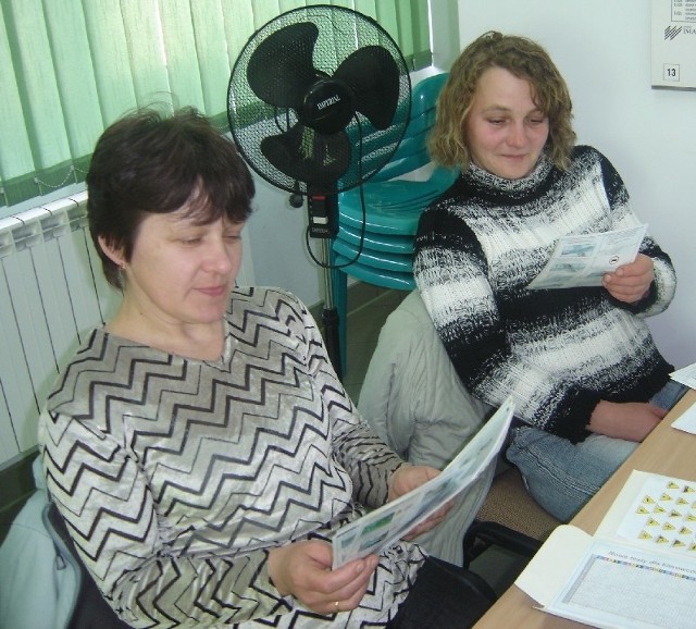 Prawo jazdy jest niezbędne do codziennego funkcjonowania - mówią Lucyna Kulesza i Barbara Roszkowska, z gminy Poświętne. Obie są ubezpieczone w KRUS. Do uczestnictwa w kursie skusiło ich też to, że jest on bezpłatny.