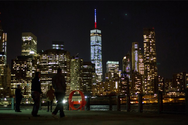 Również czubek One World Trade Center w Nowym Jorku został podświetlony barwami narodowymi Francji.