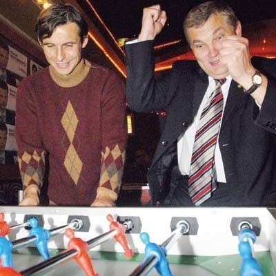 Piłkarz Jacek Chańko i prezydent Tadeusz Truskolaski już się cieszą na myśl o wygranych meczach w ekstraklasie