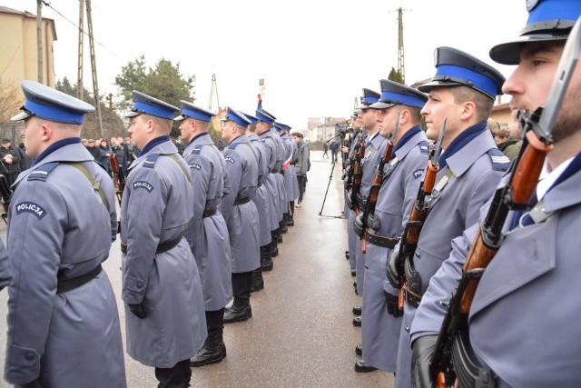 We wtorek przed budynkiem przy ul. Czarnockiej w Piątnicy, rozpoczęły się uroczystości związane z otwarciem na terenie województwa podlaskiego kolejnego przywróconego posterunku policji.