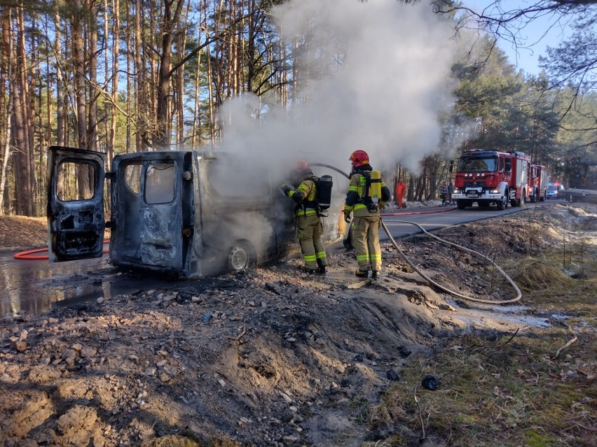 W gminie Ruda Maleniecka doszło do pożaru dostawczego busa.