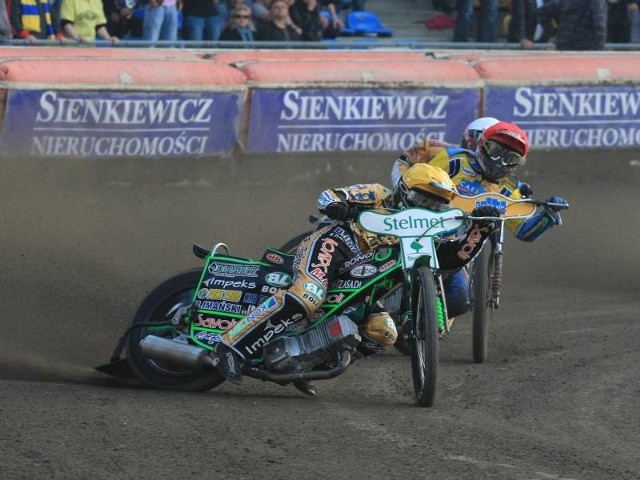Patryk Dudek (kask żółty) był młodzieżowym mistrzem Polski w sezonie 2009. Czy dziś stanie na podium?