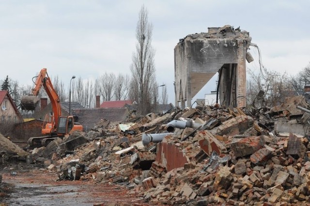 Ruiny po dawnym Lumelu przy ul. Dąbrowskiego. Tylko puścić czołgi!