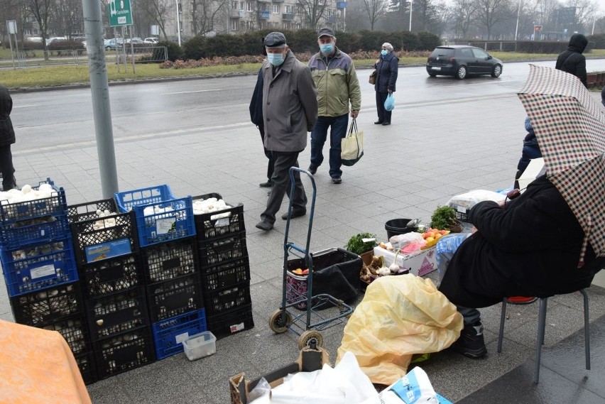 Kieleckie bazary we wtorek 30 marca. Przed Wielkanocą na zakupach mnóstwo ludzi. Co szło najlepiej? [ZDJĘCIA]