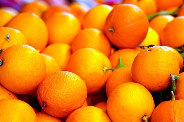 Pomarańcze mają witaminy A, C, P oraz witaminy z grupy B (w tym kwas foliowy). Ponadto dostarczają do naszego organizmu wapń, magnez, miedź, potas, fosfor, żelazo i cynk.
