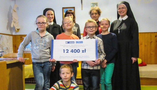 Czek na 12 tysięcy 400 złotych od Grupy PSB otrzymał w wielkanocnym prezencie dom dziecka w Pacanowie.