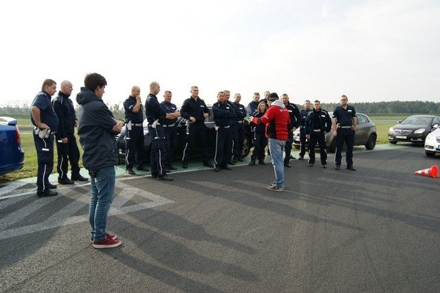 Tor Poznań: Policjanci szkolą się z pościgów