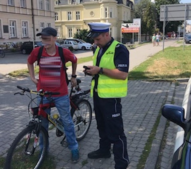 W czwartek w całym kraju policja prowadziła działania pod nazwą "Niechronieni uczestnicy ruchu drogowego". Akcja prowadzona była również w powiecie inowrocławskim.- Działania policjantów polegały na zwróceniu uwagi na zachowania kierujących samochodami wobec pieszych i użytkowników rowerów. Policjanci objęli szczególnym nadzorem miejsca, w których ryzyko wystąpienia niepożądanych zdarzeń drogowych było największe. Niestety znaczna część zdarzeń związana z potrąceniem pieszego ma miejsce na przejściach dla pieszych. Czyli tam, gdzie przepisy chronią pieszego w sposób szczególny - tłumaczy asp. szt. Izabella Drobniecka z inowrocławskiej policji.Policjanci ujawnili łącznie 67 wykroczeń, z czego 5 dotyczyło nieprawidłowe przejeżdżanie kierujących pojazdami przejść dla pieszych. Pozostałe 62 przypadki to jazda rowerami po chodniku. - Policjanci zastosowali wobec skontrolowanych osób pouczenia oraz udzielali informacji na temat obowiązujących przepisów - dodaje Drobniecka.