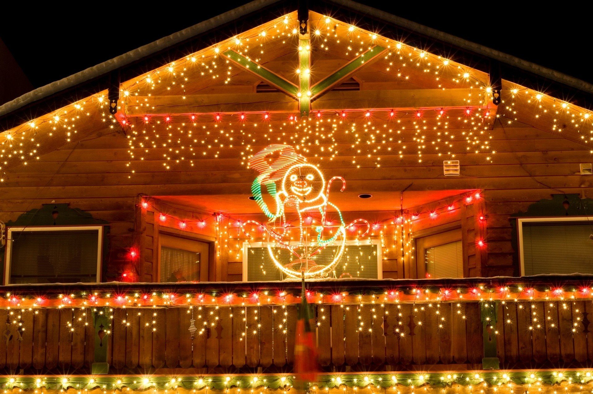 10 pomysłów na dekoracyjne oświetlenie domu i ogrodu na Święta. Jak  oświetlić dom na Boże Narodzenie? | Polska Times
