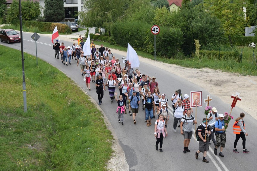 Uczestnicy 41. Kieleckiej Pieszej Pielgrzymki na Jasną Górę mają za sobą pierwszy dzień pielgrzymowania do Częstochowy. Zobaczcie zdjęcia