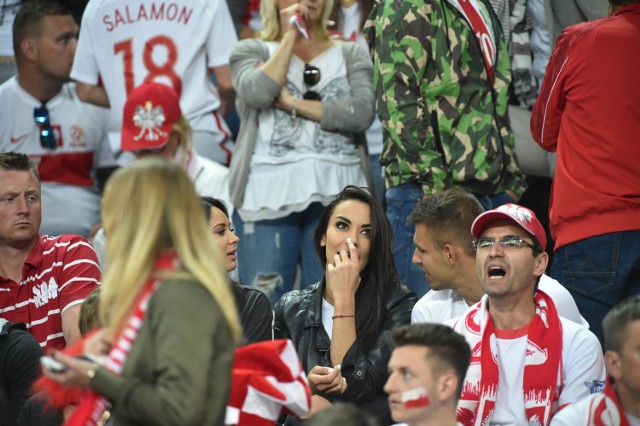 Klaudia Adamczyk (z prawej), dziewczyna Bartosza Kapustki, na trybunach Stade de France w Paryżu podczas meczu Polski z Niemcami