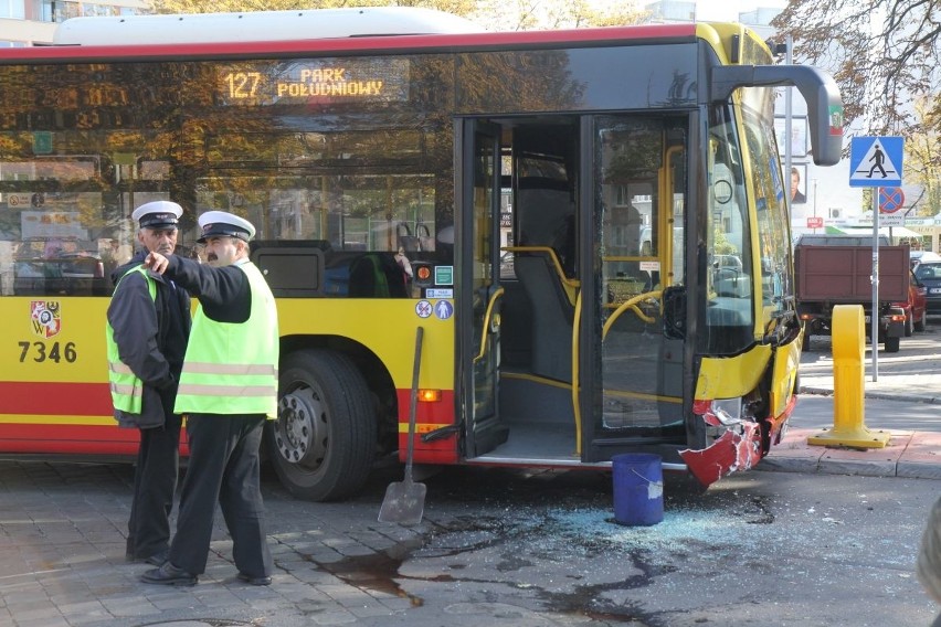 Zderzenie autobusu lini 127 (ZDJĘCIA)