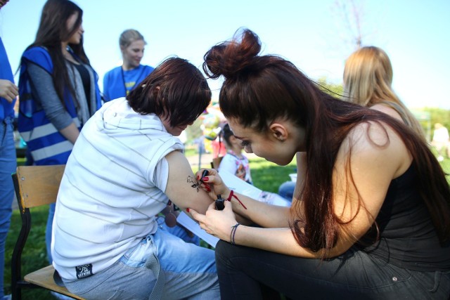Podczas integracyjnego festynu na osiedlu Południe w Radomiu można było przyzdobić buzię i zrobić tatuaż.