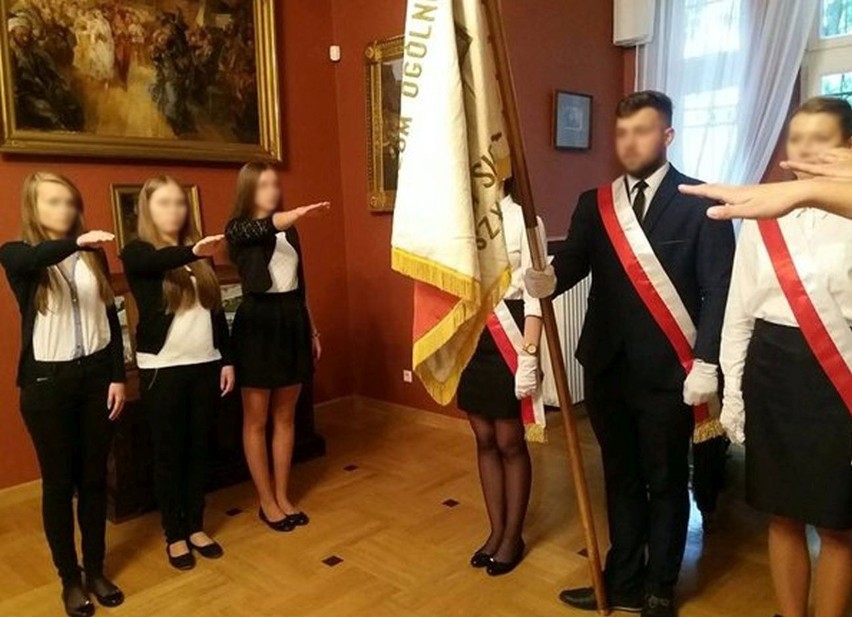 PiS w Szydłowcu zarzuca szkole… profanację ślubowania i nazistowskie gesty