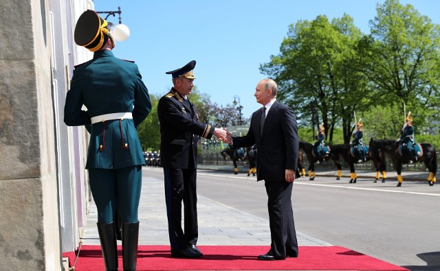 Dzień zaprzysiężenia Putina na prezydenta w maju 2018. Wita go dowódca Pułku Kremlowskiego (FSO) Siergiej Chlebnikow