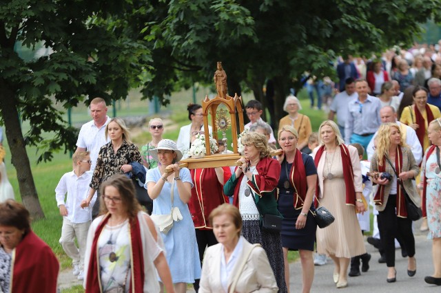 Tłumy wiernych wzięło udział w procesji Bożego Ciała w kościele Świętej Jadwigi Królowej w osiedlu Świętokrzyskie w Kielcach.Zobacz kolejne zdjęcia