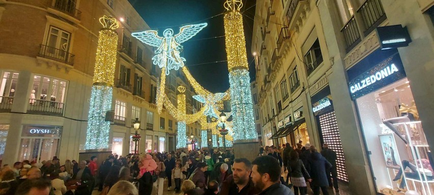 Tak jest udekorowana Malaga na święta. Ta iluminacja przyciąga tłumy turystów. Ładniej niż w Łodzi?
