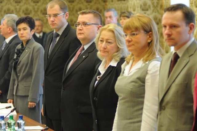 Szymon Ogłaza (czwarty od prawej) jest z wykształcenia politologiem, a obecnie  kieruje  biurem wojewody opolskiego. Wcześniej pracował w biurze senatora Ryszarda Knosali.