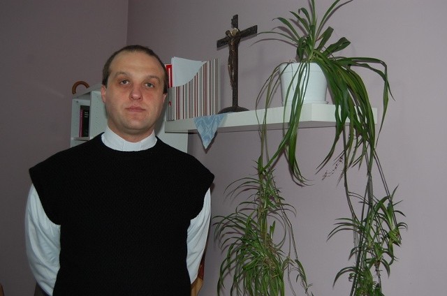 KS. WŁODZIMIERZ TOMASZEWSKI jest proboszczem parafii rzymsko-katolickiej pw. Niepokalanego Poczęcia Najświętszej Maryi Panny w Lityniu. Urodził się i wychował w rodzinie polskiej na Ukrainie. W 2000 r. został wyświęcony, a następnie przez trzy lata pracował jako wikary w Winnicy, dużym mieście wojewódzkim. Proboszczem w Lityniu został w 2003 r. 