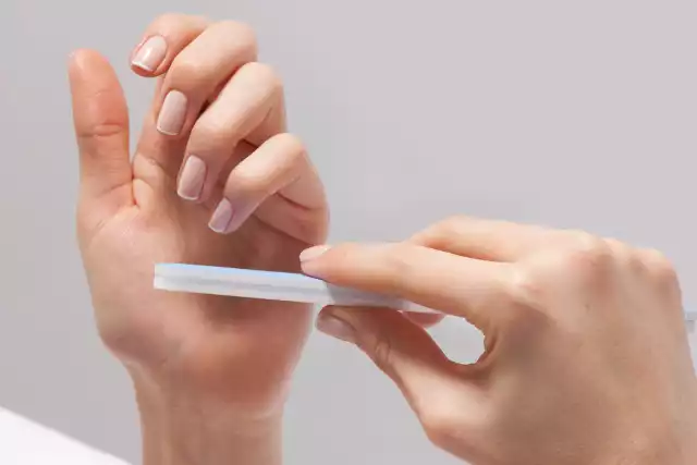 Oto najpiękniejsze paznokcie na świecie. Micro french to delikatna odsłona francuskiego manicure’u. Ta stylizacja pasuje każdej kobiecie