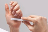 Oto najpiękniejsze paznokcie na świecie. Micro french to delikatna odsłona francuskiego manicure’u. Ta stylizacja pasuje każdej kobiecie