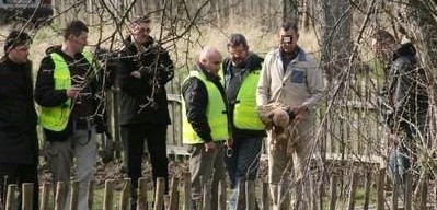 Stach G. podczas wizji lokalnej pod swoim domem w Przewozie kilka dni po morderstwie. W rękach trzyma lalkę i pokazuje jak wrzucła Sandę do szamba.